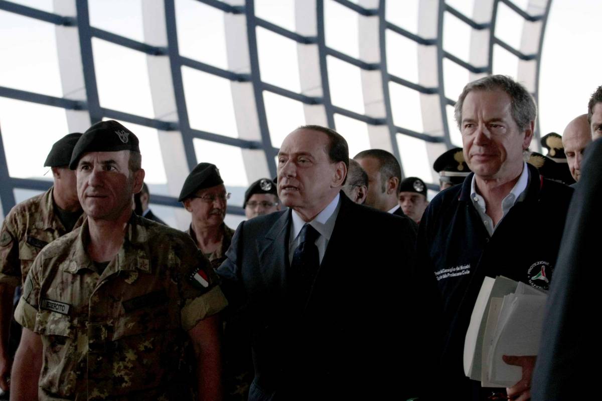 Berlusconi: via entro 
luglio tutti i rifiuti 
dalle strade di Napoli