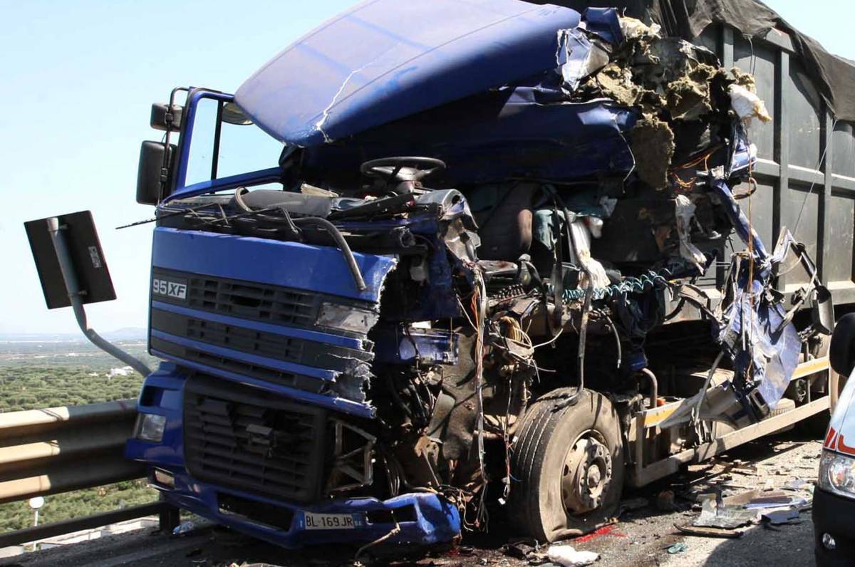 Brindisi, scontro tra bus e tir: 4 morti, 25 feriti