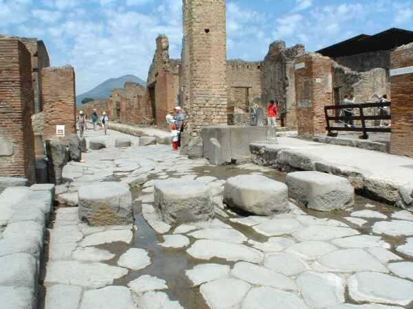 Beni culturali, Pompei 
stato di emergenza 
per 12 mesi: incuria