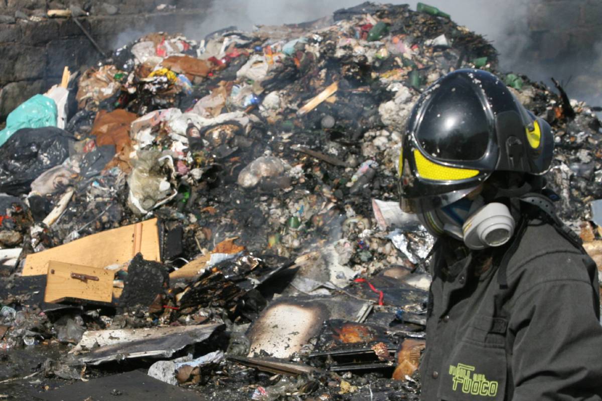 Rifiuti, bombe carta contro la cava di Chiaiano