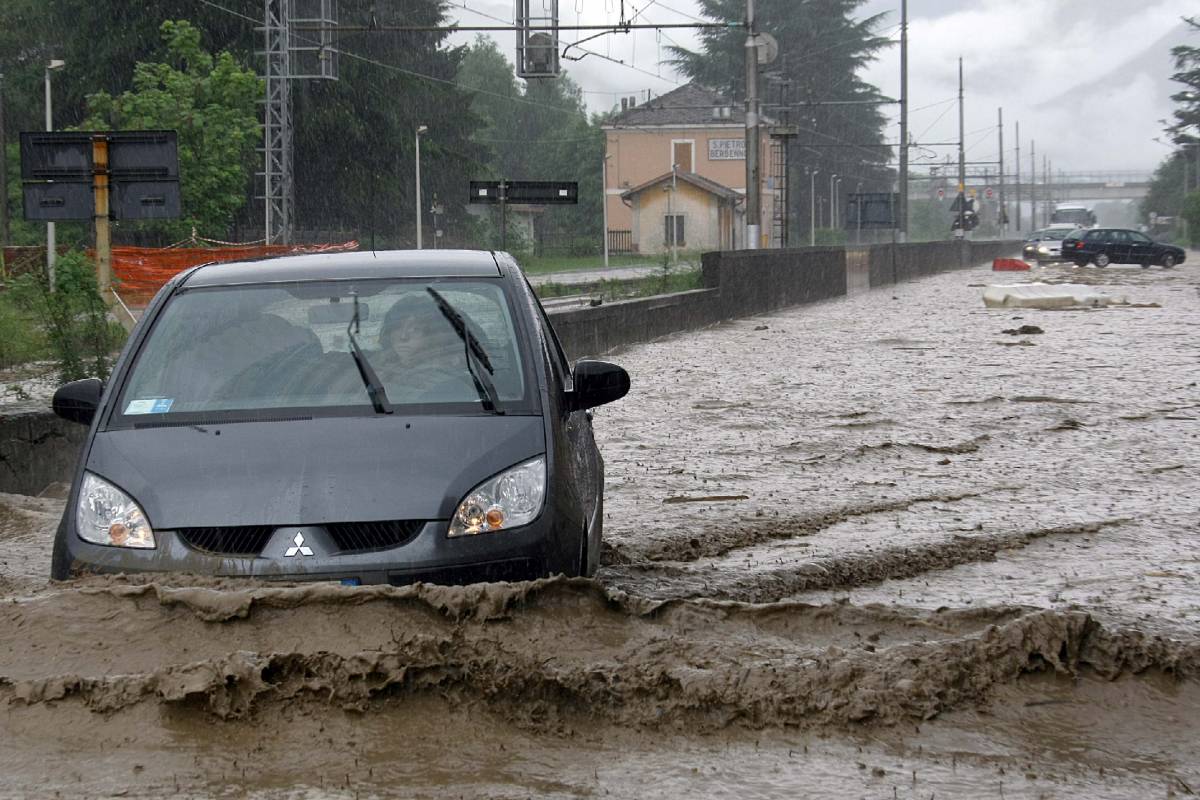 Maltempo, isolata la Valtellina 
Padre e figlio muoiono sul Ticino