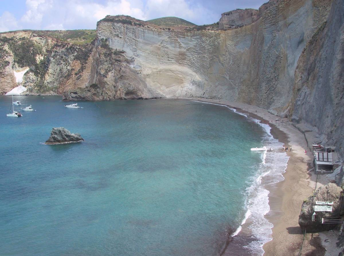 Ponza: chiusa la spiaggia 
di "Chiaia di Luna"