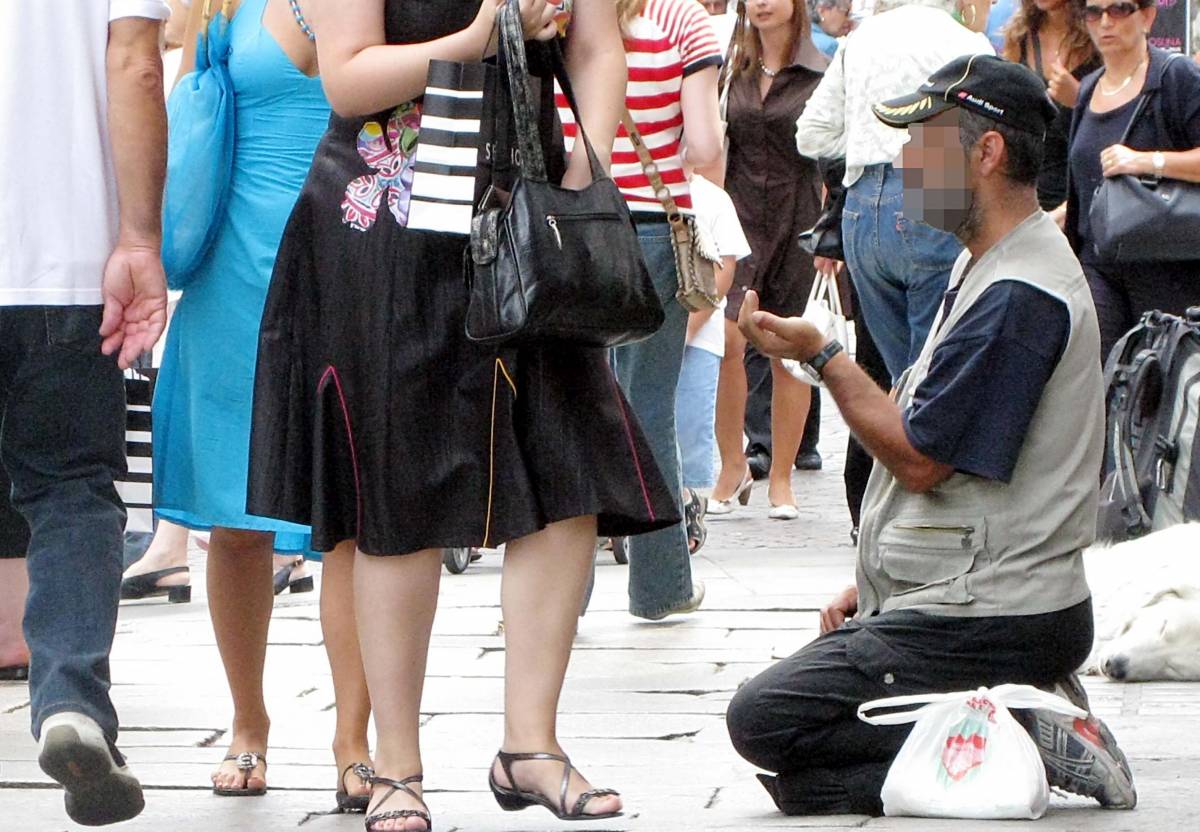 Ecco com’è «decorosa» via Venti: salotto buono pieno di mendicanti