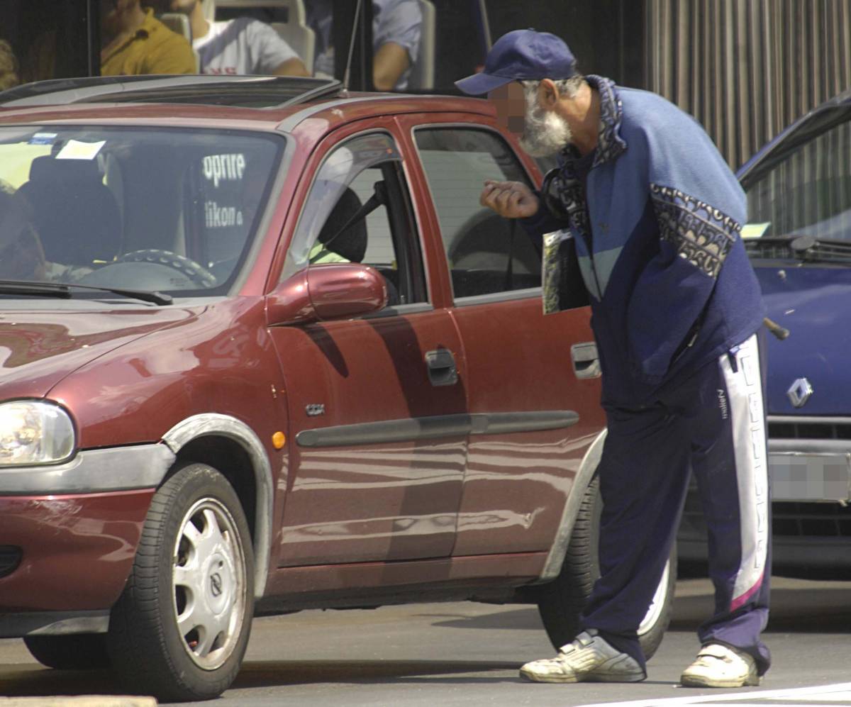 Automobilisti ostaggio dei lavavetri abusivi