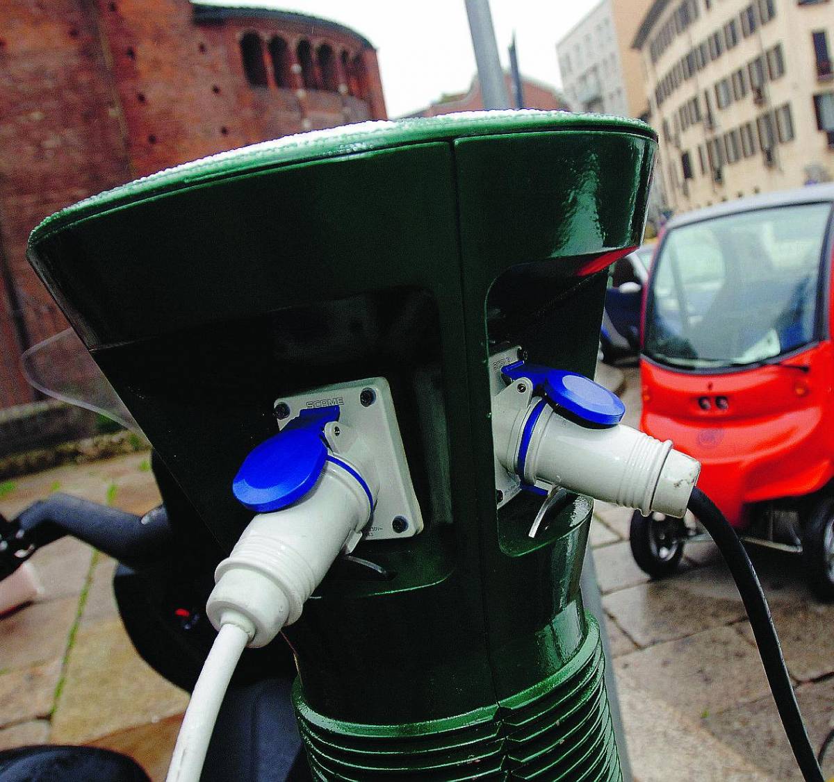 A Milano l’auto elettrica parte con le pile scariche