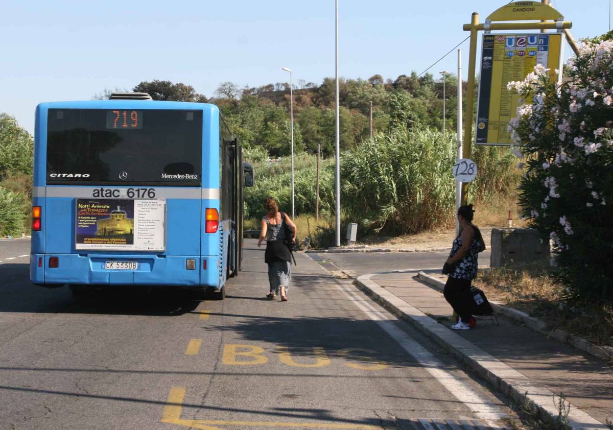 Ecco il bus degli zingari:  
tutti viaggiano gratis