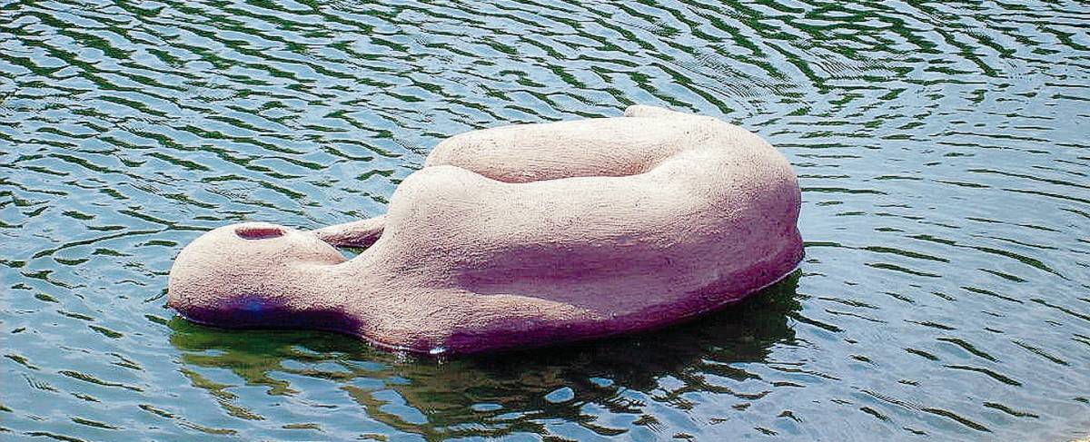 Paladino, i "Dormienti"  galleggiano sull’acqua
