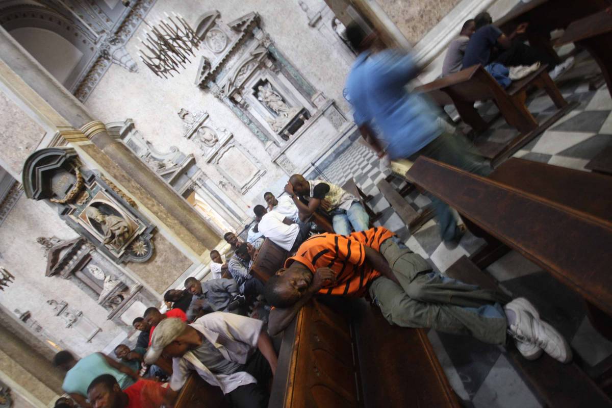 A Napoli cento immigrati 
"occupano" il Duomo 
Tensione con la polizia