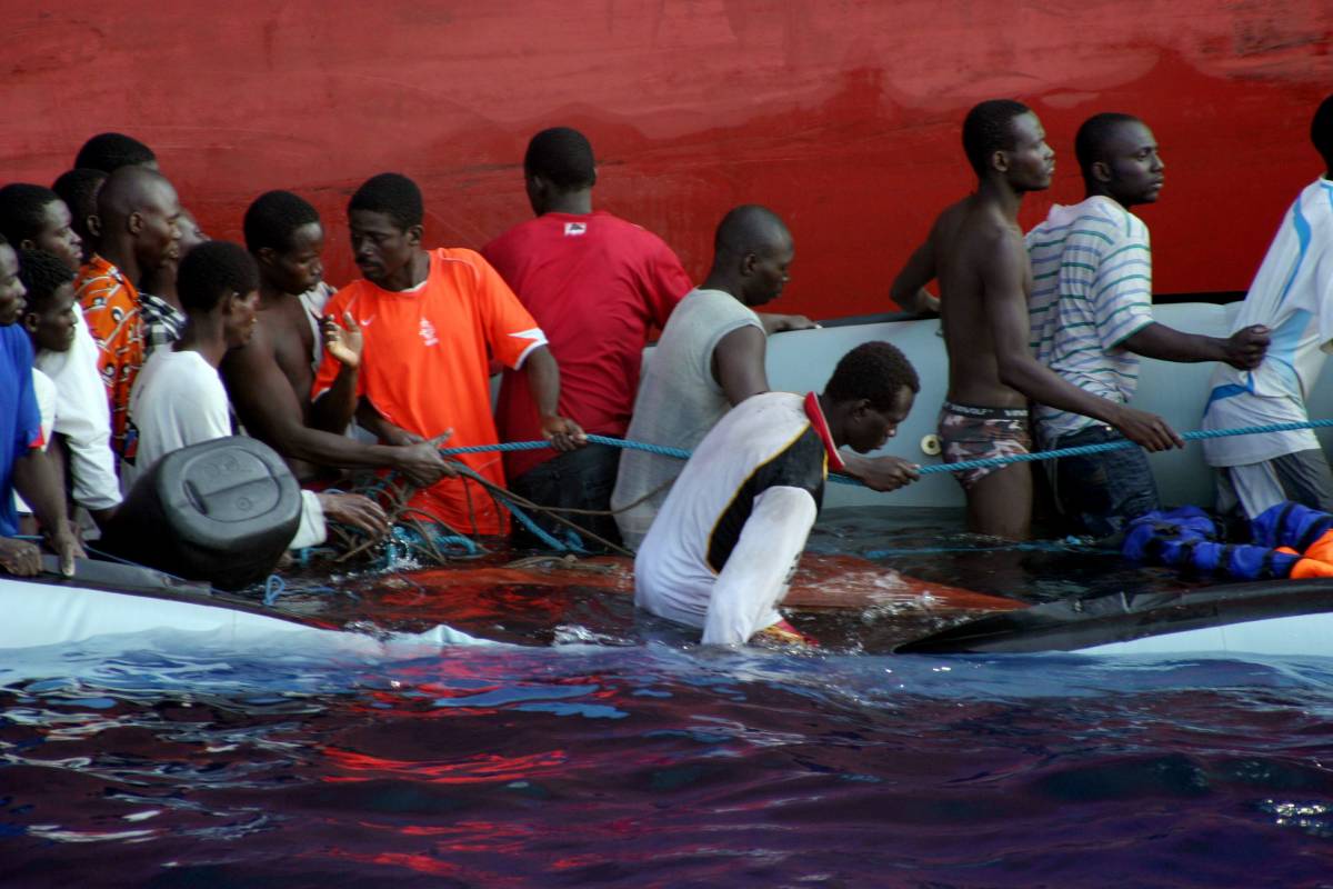 Lampedusa in ginocchio: sbarcati 876 immigrati