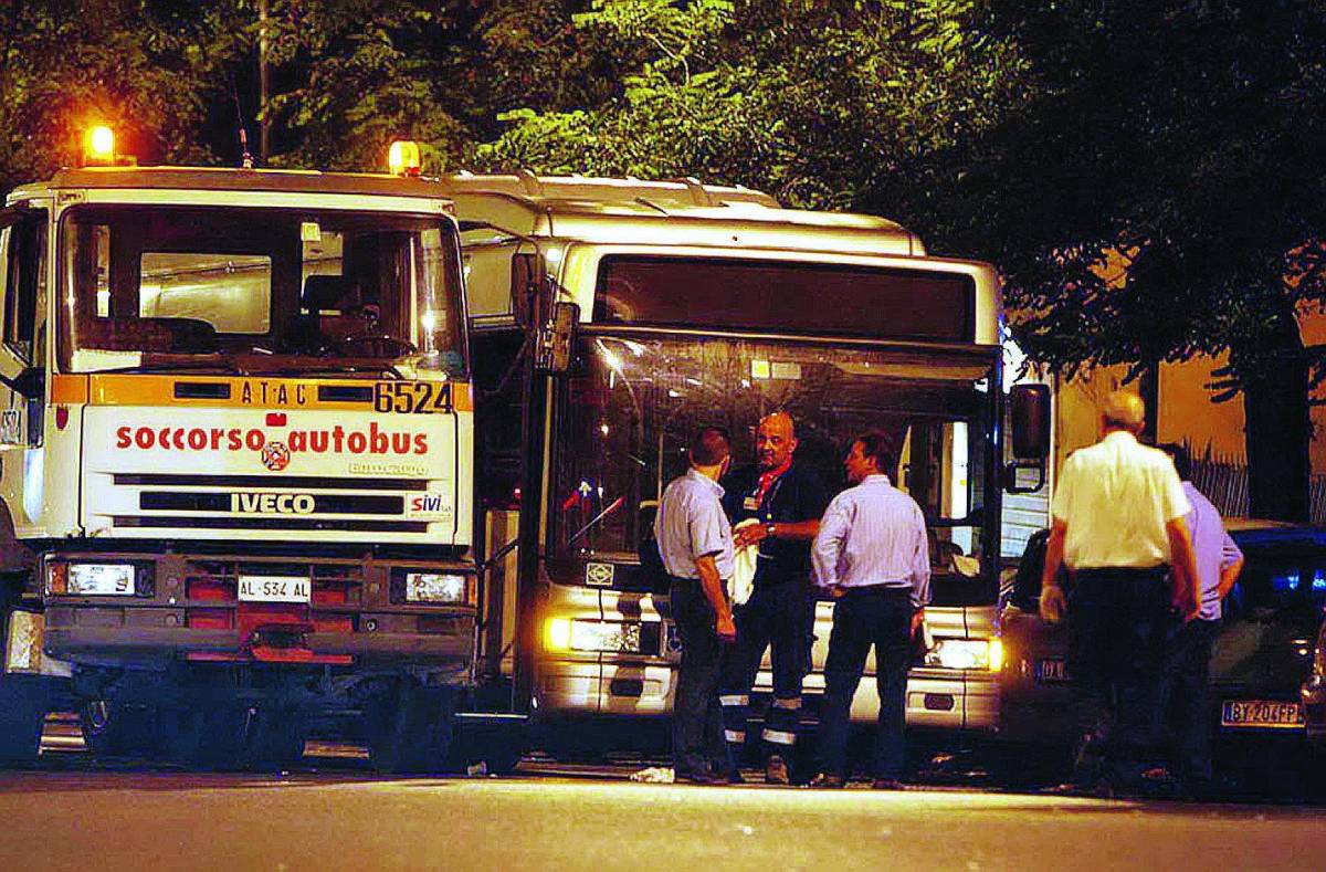 Scooterista schiacciata da un bus