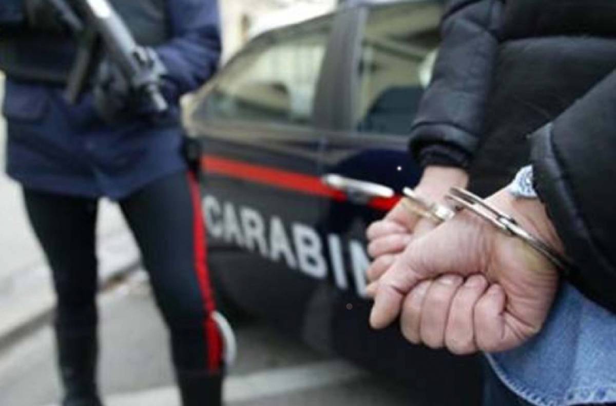 Da 14 anni segregava moglie e figlie: arrestato