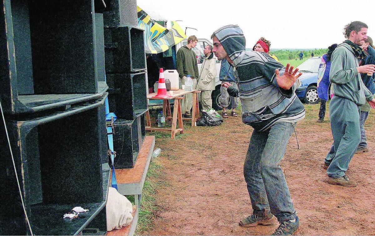 Vede il calendario osé con le foto della fidanzata e distrugge il negozio