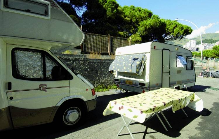 Campo rom in Provincia, dipendenti in rivolta