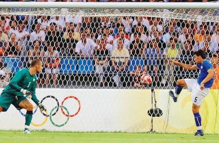 Calcio, l’Italia con un uomo in più 
finisce con una medaglia in meno