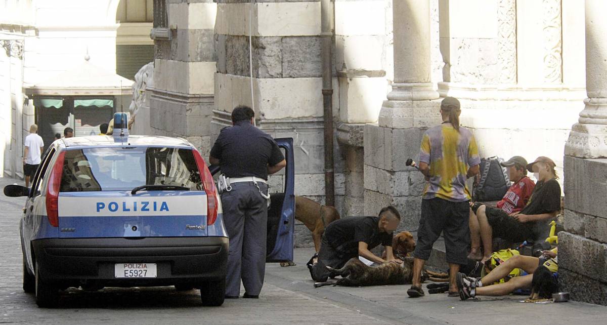 Via San Lorenzo indecorosa tra cani e clochard