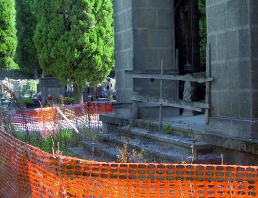 I cimiteri fatti a pezzi dal degrado