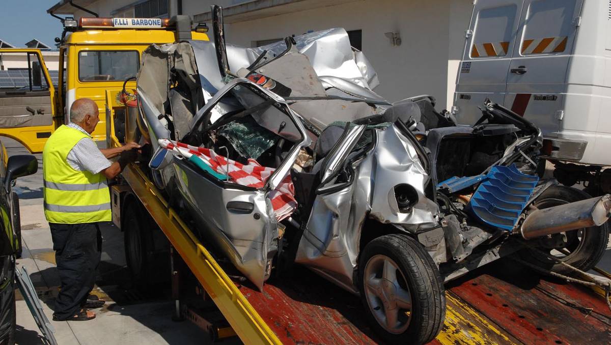 A14, stritolati dal tir: 
morti due bambini