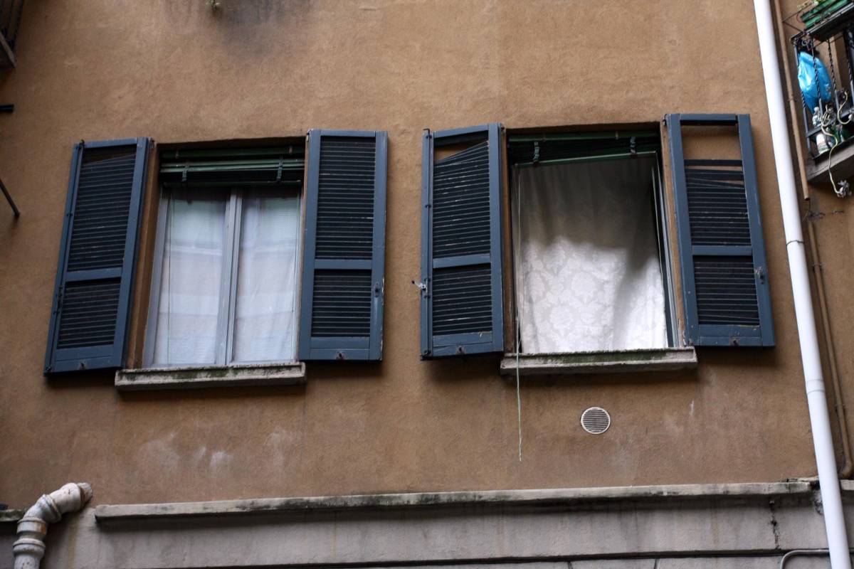 Milano, si getta dal balcone col figlio: scarcerata