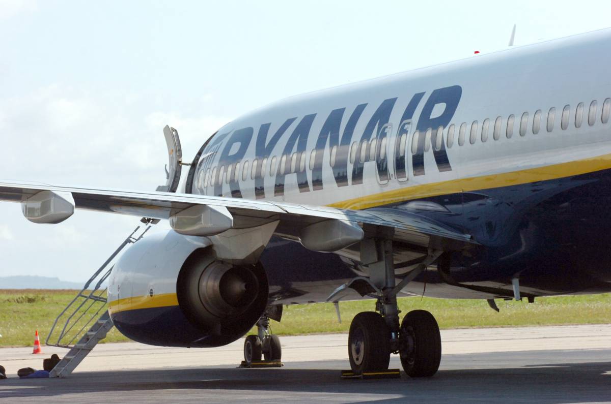 Fiumicino, aereo Ryanair atterra d'emergenza