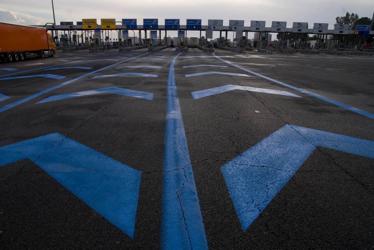 La fidanzata lo lascia: corre nudo in autostrada