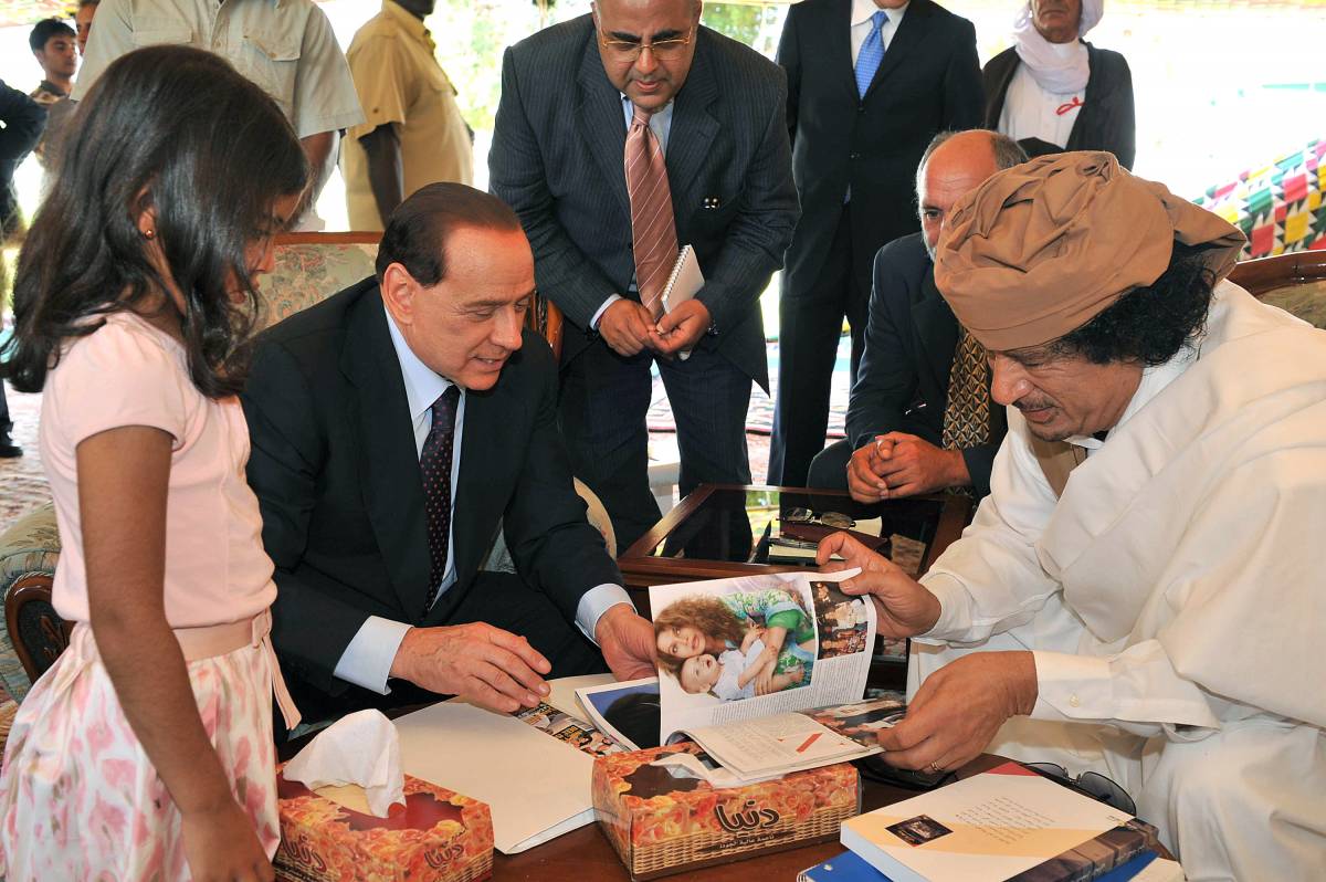 Berlusconi-Gheddafi: firmato l'accordo 
Il premier: "Intesa di portata storica"