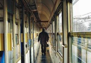 Non possono timbrare il biglietto: sequestrati in treno dal controllore