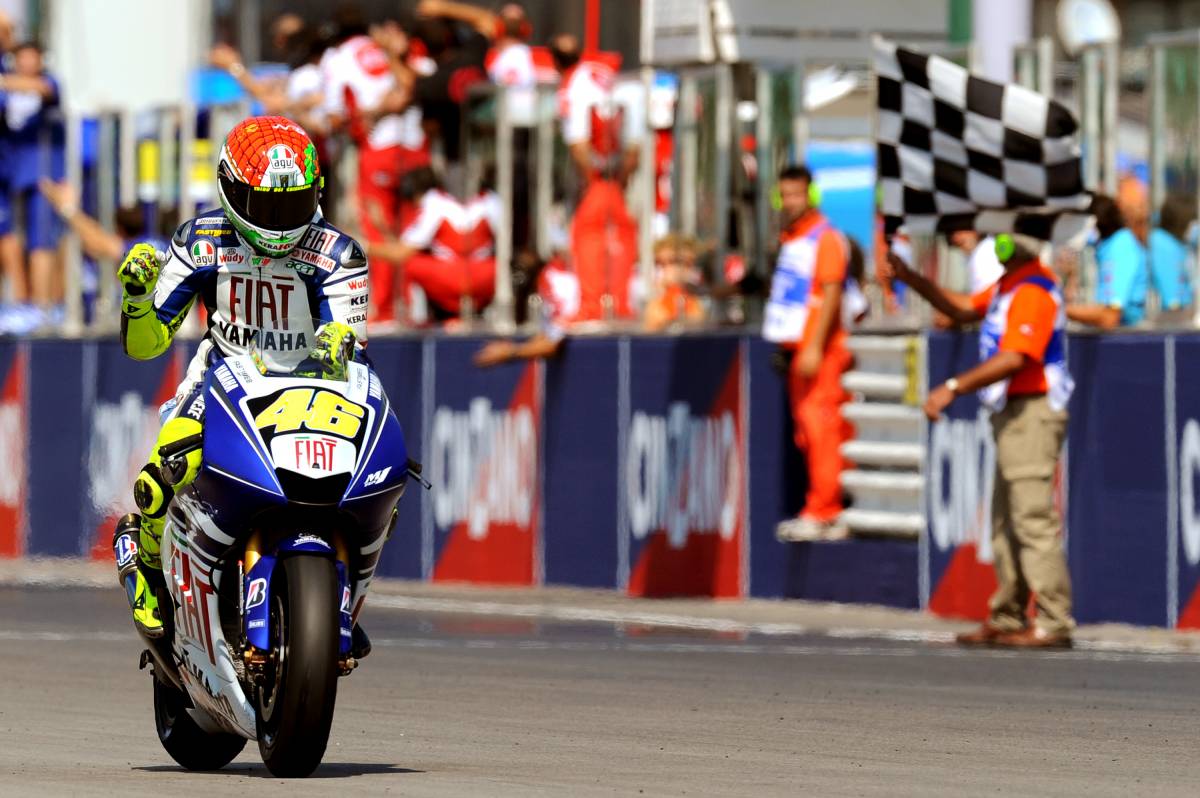 Rossi vince a Misano 
e prende il largo 
Stoner cade ancora