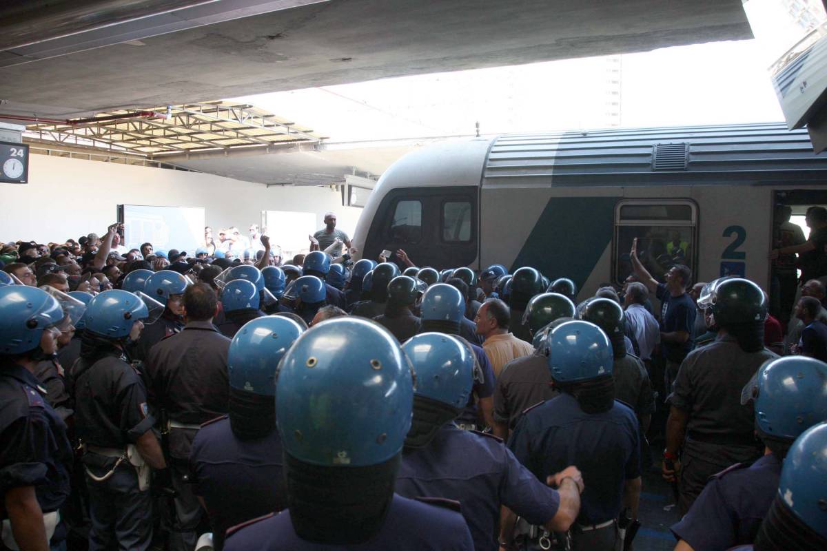 Tifosi del Napoli sfrattano i passeggeri dal treno per Roma: assalto alla stazione, tensioni e disagi