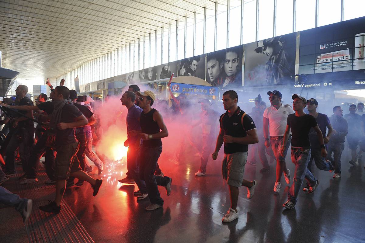 Ultras napoletani "sequestrano" il treno 
Il governo: "Pensiamo di vietare le trasferte" 