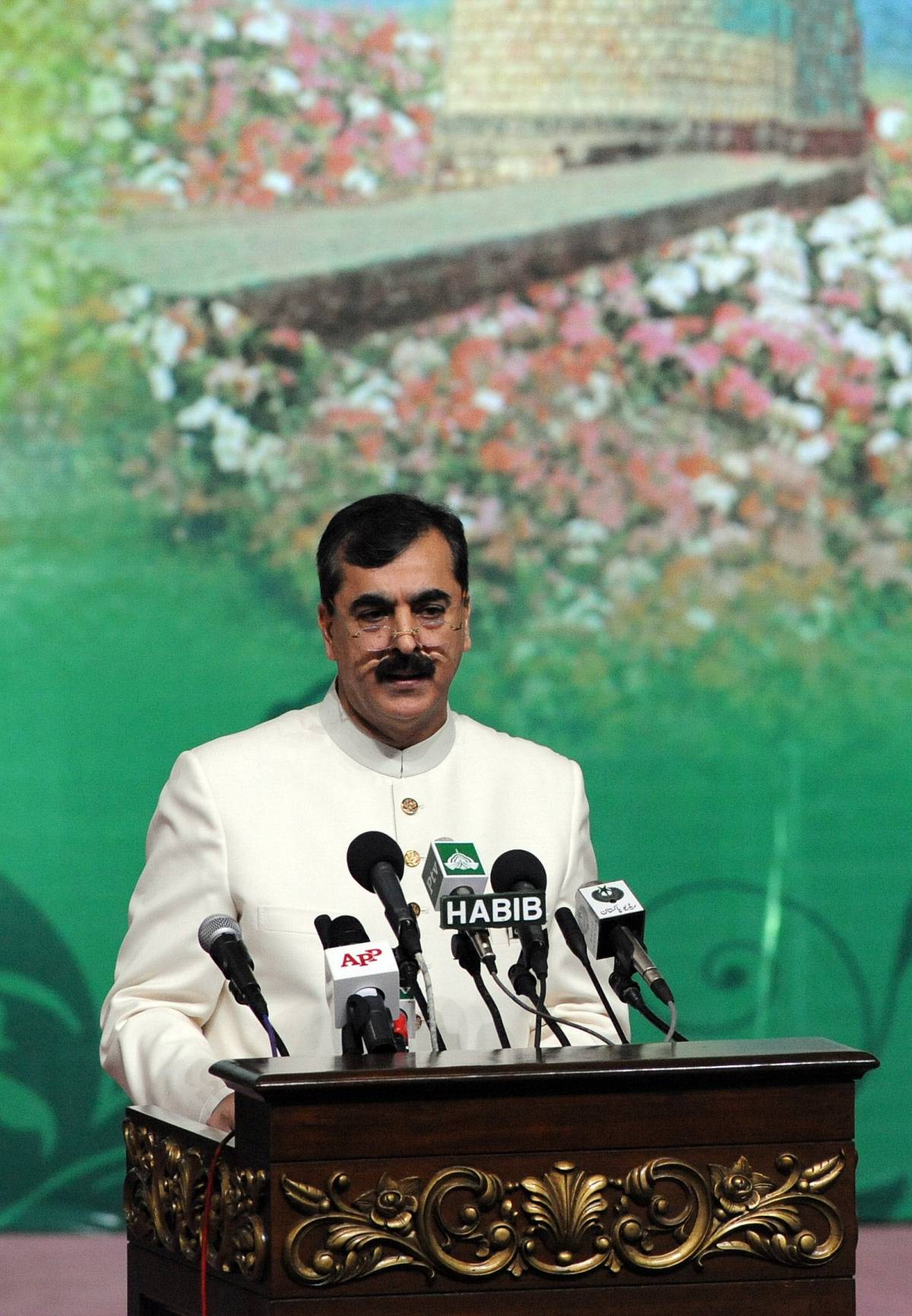 Pakistan, il premier Gilani sfugge a un attentato