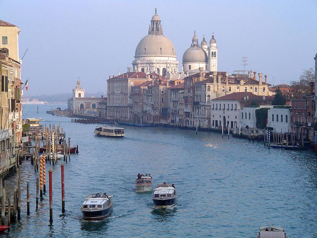 Venezia: Tutti i party dei Vip 
Da Ermanno Olmi alla Hathaway 
 