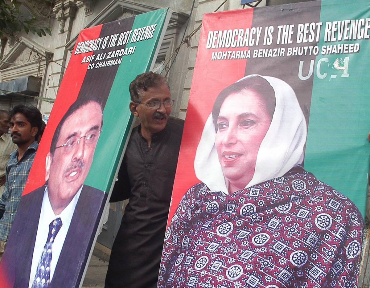 Pakistan, Zardari vince le elezioni presidenziali 
Autobomba kamikaze al checkpoint: 16 morti