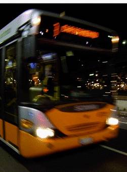 Picchiano e rapinano quindicenne sul bus