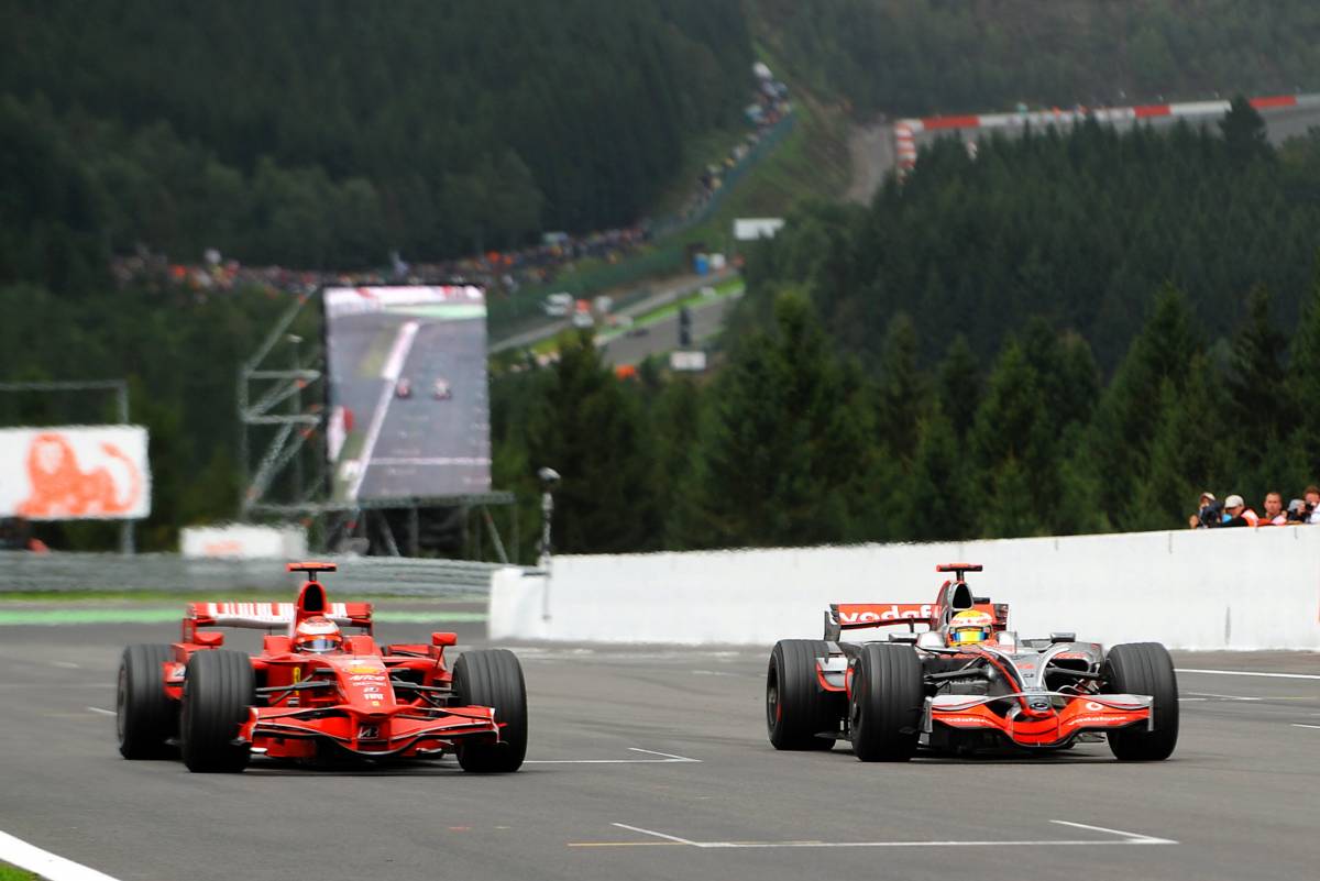 Raikkonen in testacoda, 
Hamilton penalizzato, 
alla fine ride solo Massa