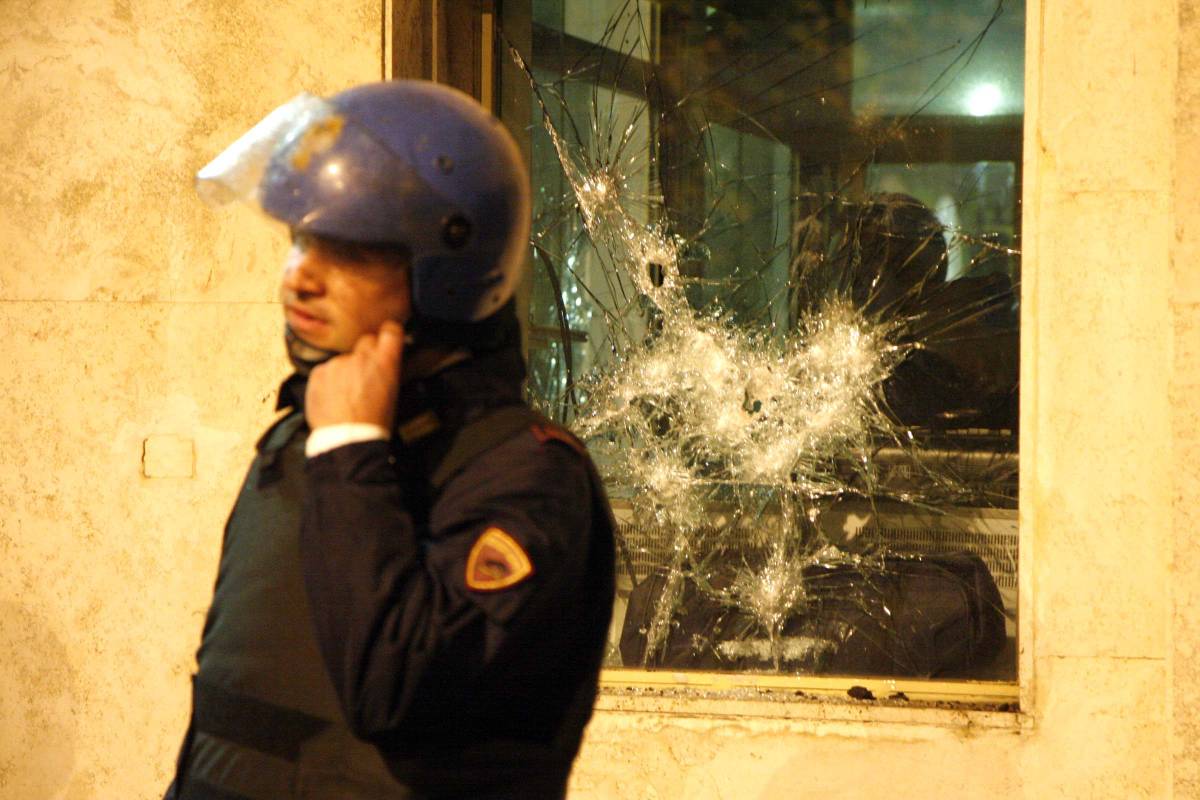 Assalti alle caserme, a giudizio 20 ultras