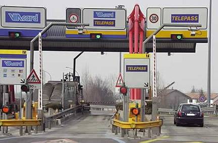 Multe al casello dell'autostrada: sanzioni da 85 a 400 euro
