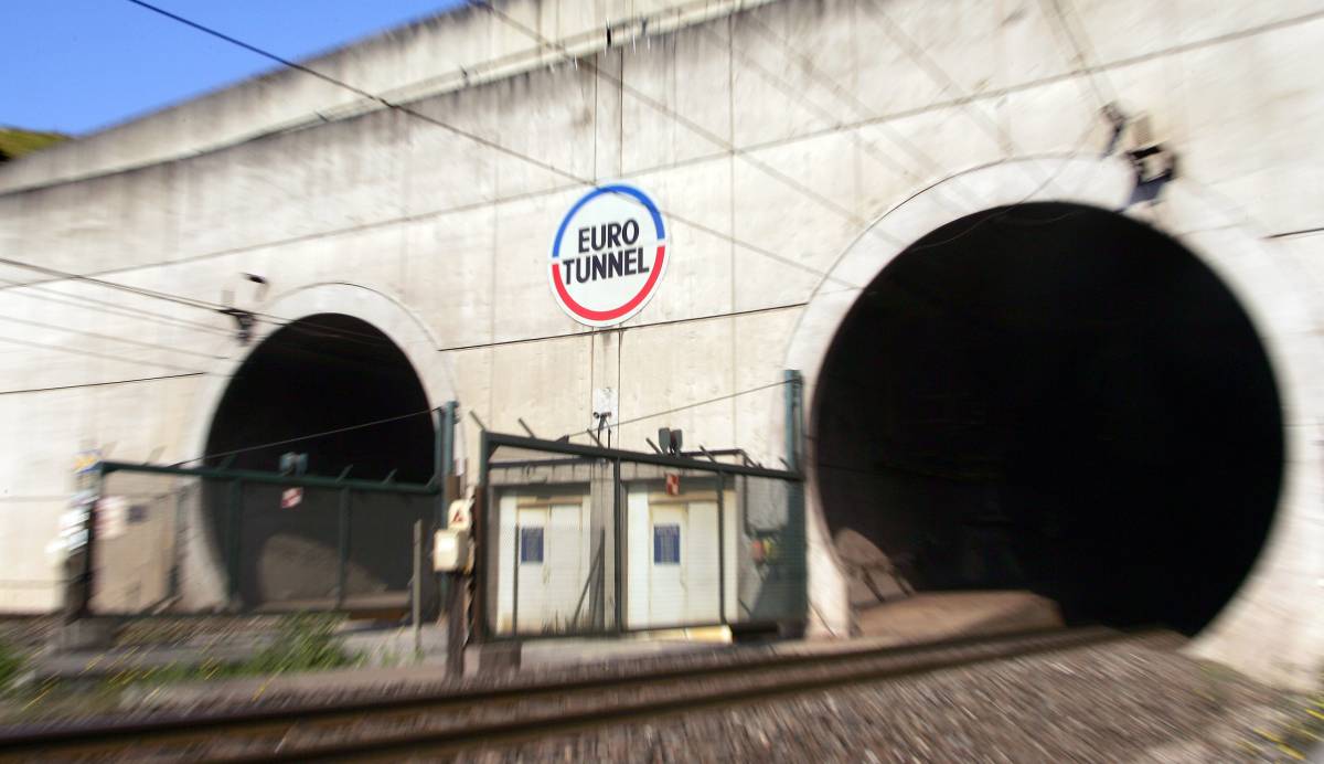 Tunnel della Manica 
a fuoco: 12 intossicati