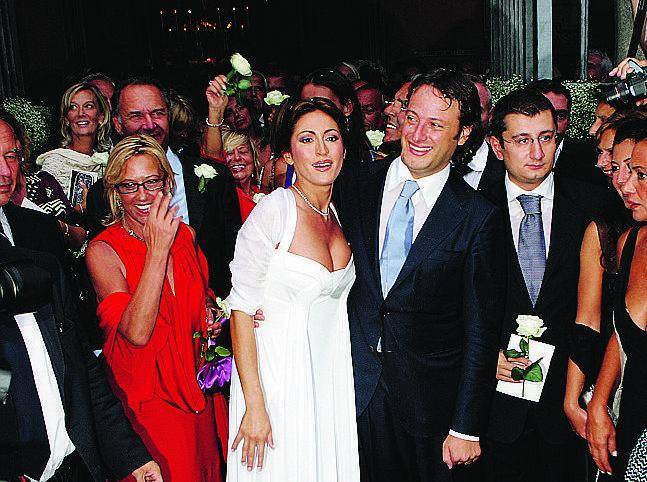 Il testimone Berlusconi «benedice» il matrimonio di miss Parlamento