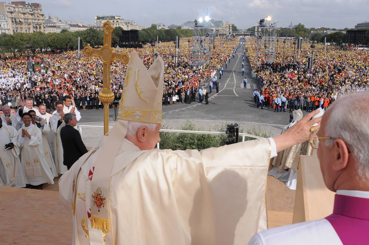 Benedetto XVI a Parigi: 
"Rifuggite dagli idoli 
del potere e del denaro"