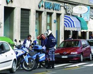 Passanti bloccano e fanno arrestare due rapinatori in corso Sardegna