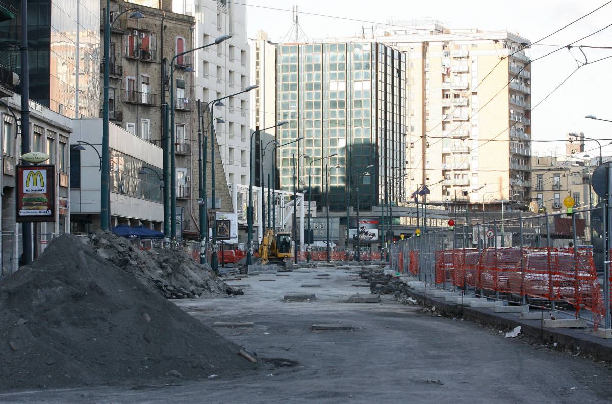 Napoli, record del non fare: 
10 anni per posare le transenne