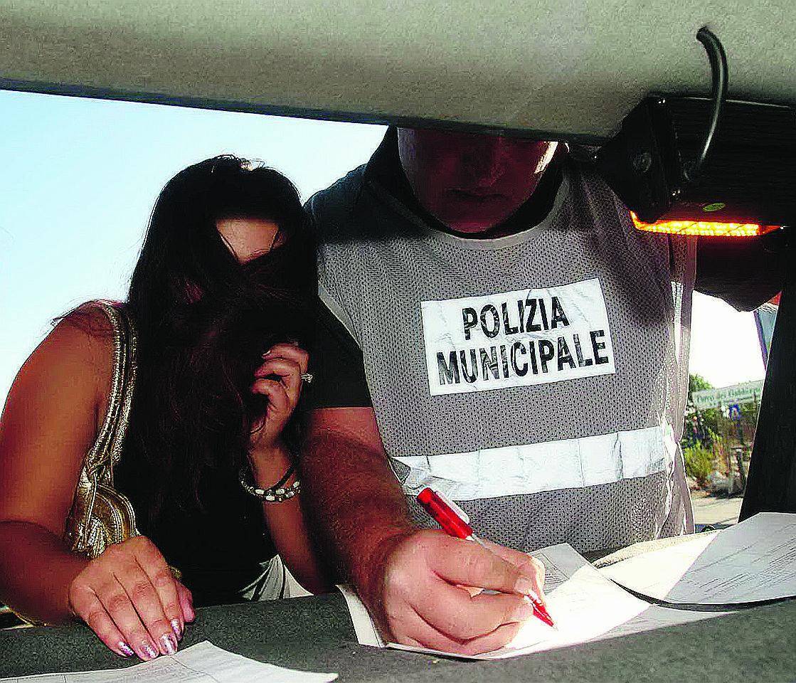 Le prime lucciole multate: «E allora dateci un lavoro»