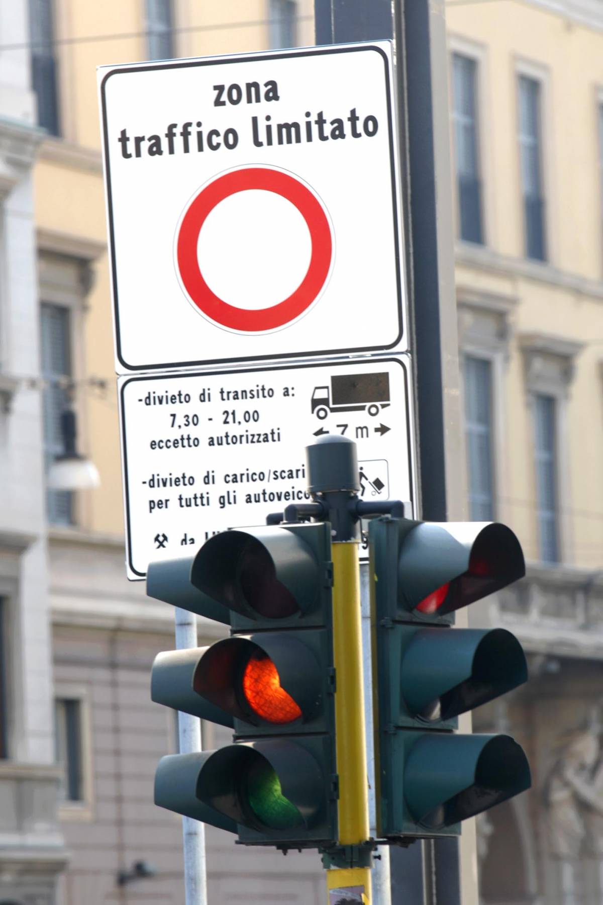 Semafori con il rosso truccato: così 30 città si spartivano la torta