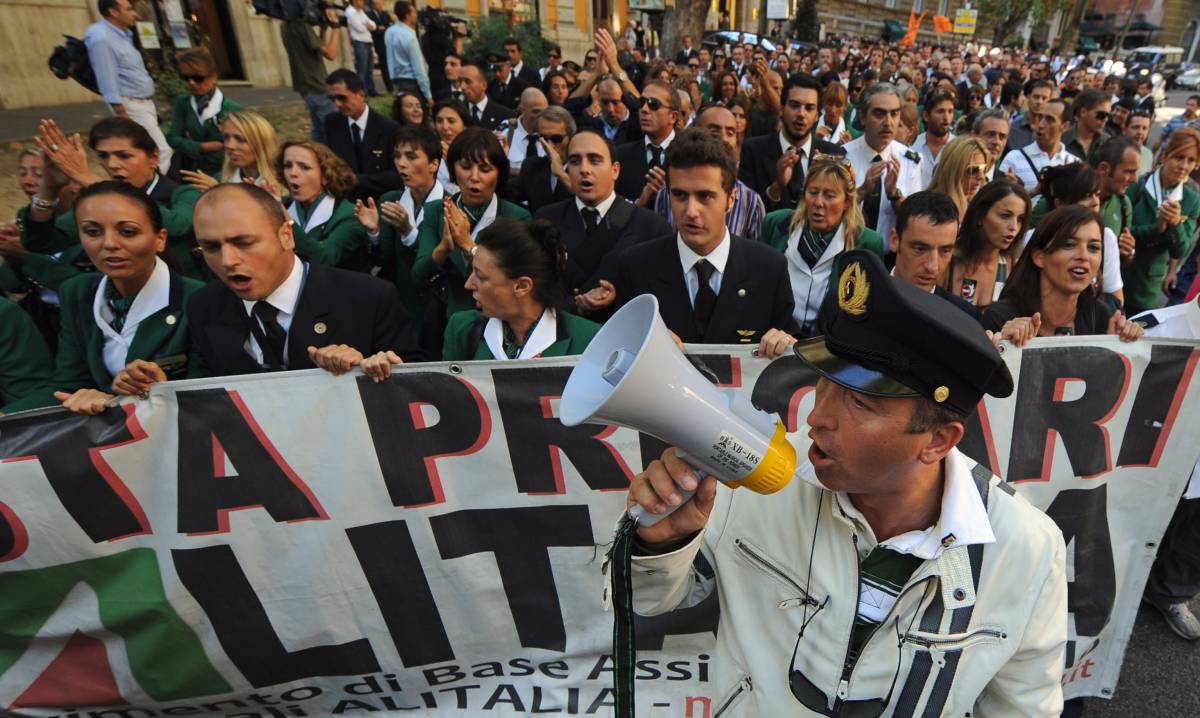 Alitalia, tutta l'Italia contro il sindacato 
Berlusconi, impegno a tutto campo
