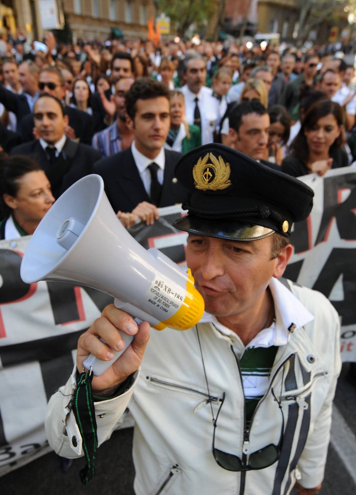 Berlusconi: "Non c'è alternativa a Cai 
così Alitalia va verso il fallimento"