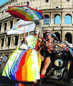 Altro che «bacio» al Colosseo: i due gay a giudizio per atti osceni