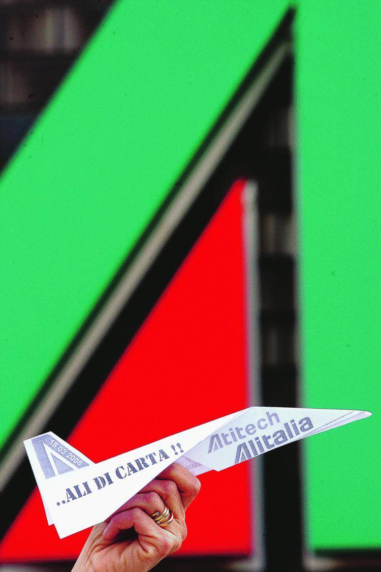 Alitalia verso il decollo: ok di Anpac e Up su esuberi e contratto