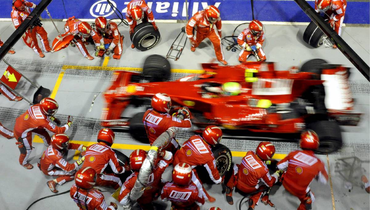 Massa beffato ai box, Kimi contro il muretto 
Disastro Ferrari a Singapore. Vince Alonso