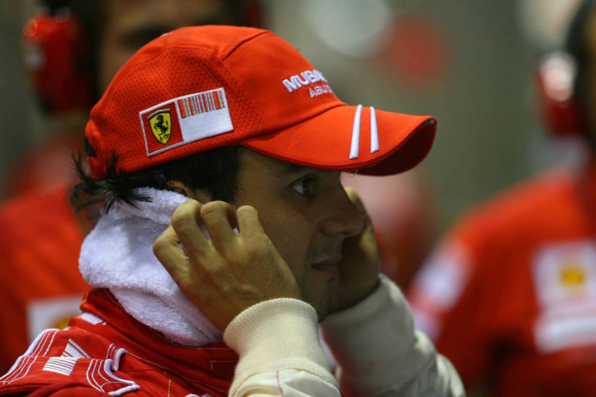 Singapore, ancora un disastro Ferrari 
Vince Alonso, ma Hamilton vola via