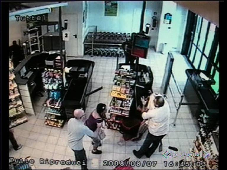 Padova, ladri in negozio 
picchiati dai dipendenti